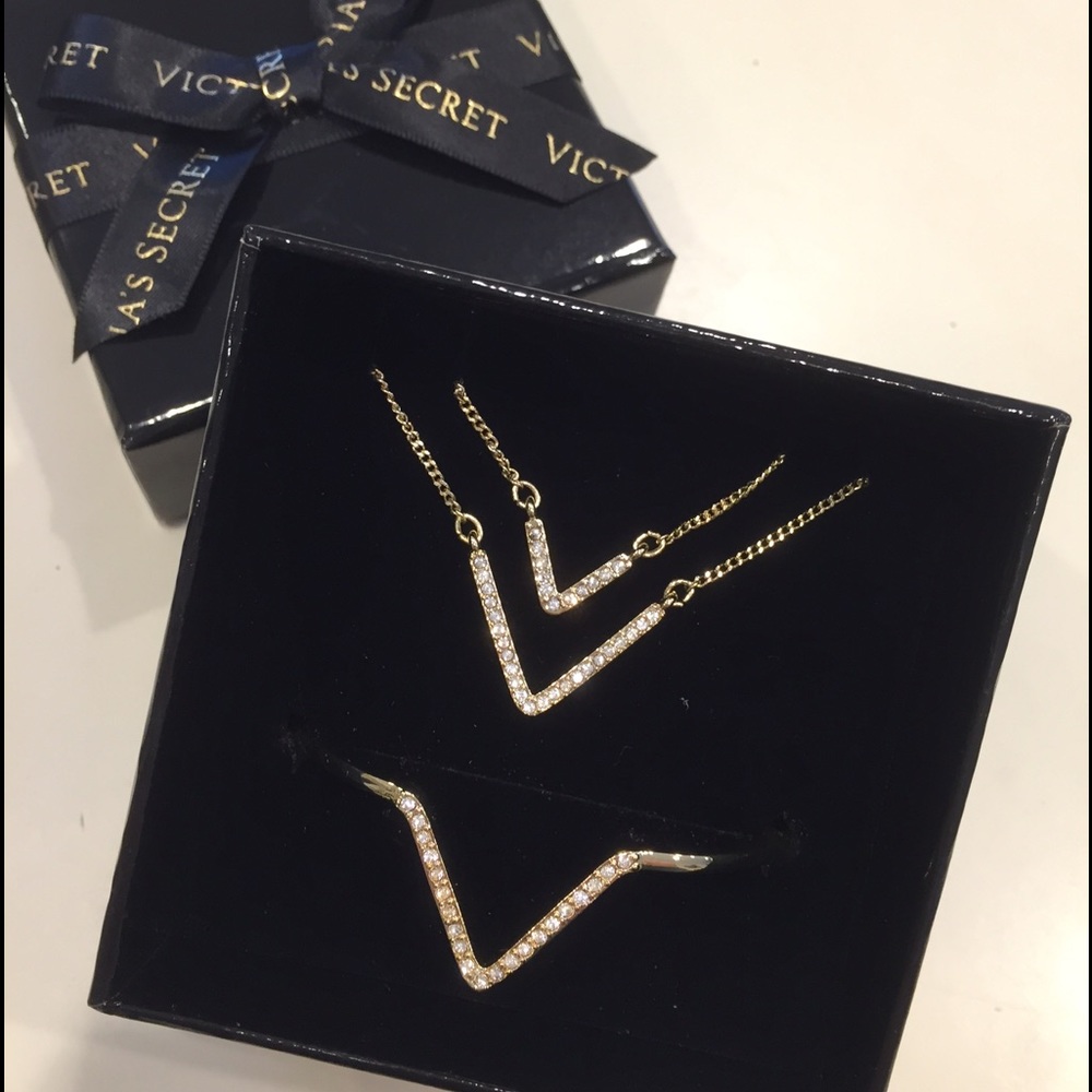 New In Box Victoria's Secret Necklace and Bracelet Set OS NIB Gold Tone Metal V